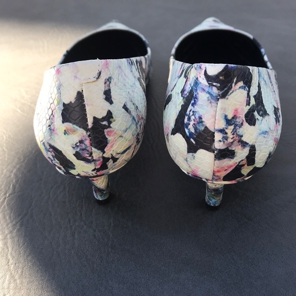 Charles and David beautiful flowered pumps - Picture 4 of 7